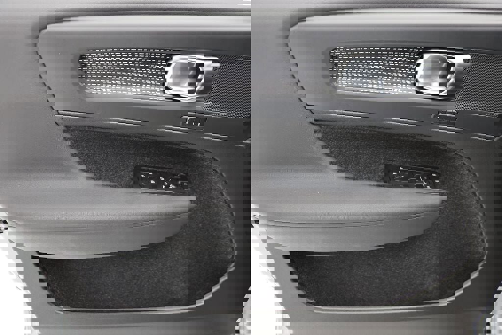 Used 2025 Volvo XC40 B5 Plus image 18