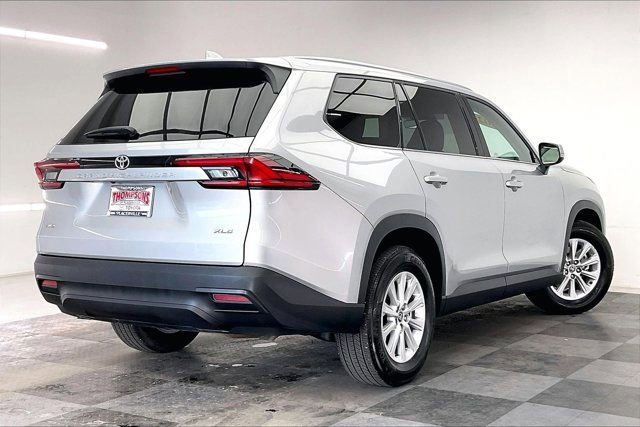 Used 2025 Toyota Grand Highlander AWD image 13