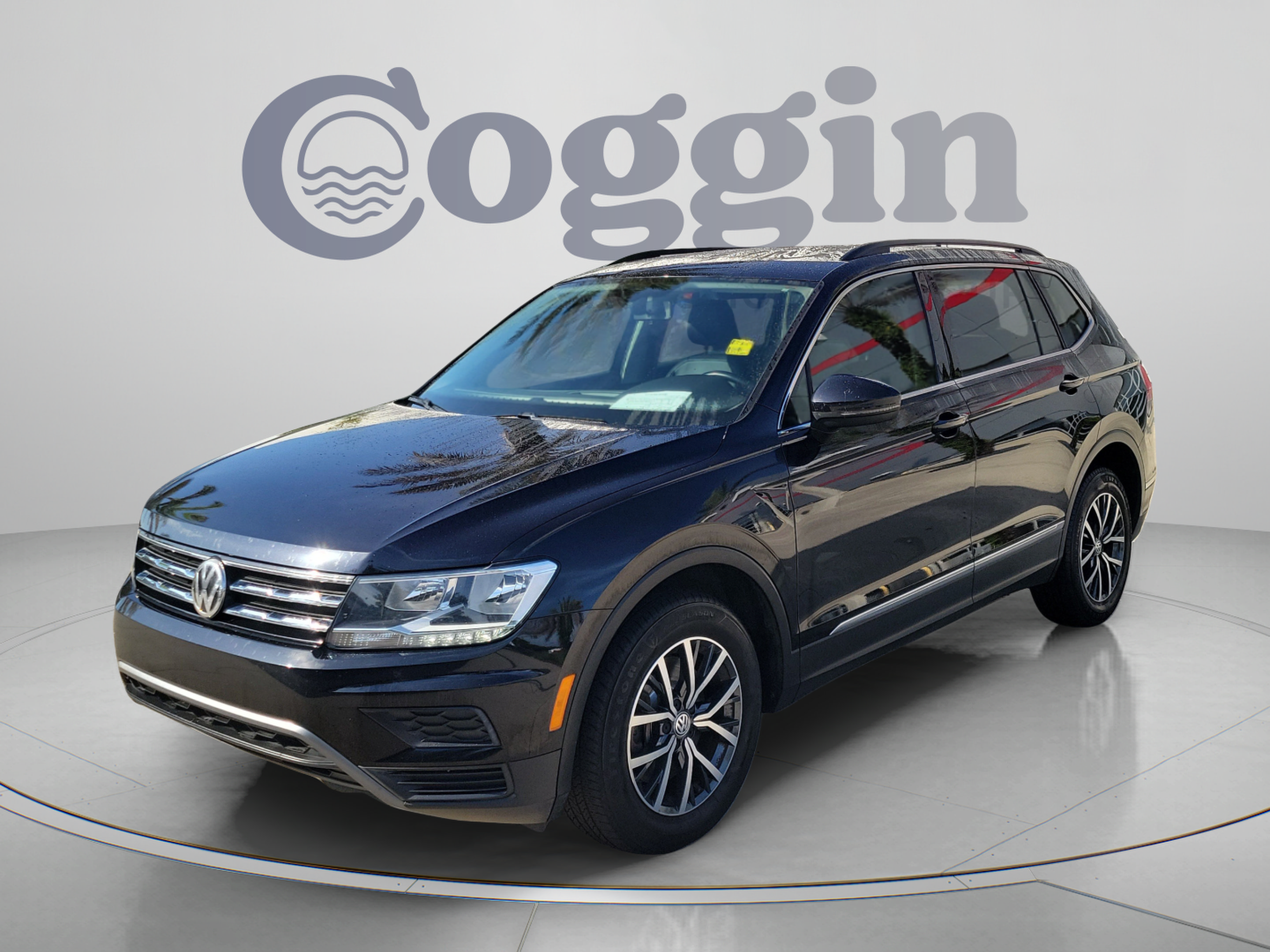Used 2018 Volkswagen Tiguan SE w/ Panoramic Sunroof Package FWD image 2