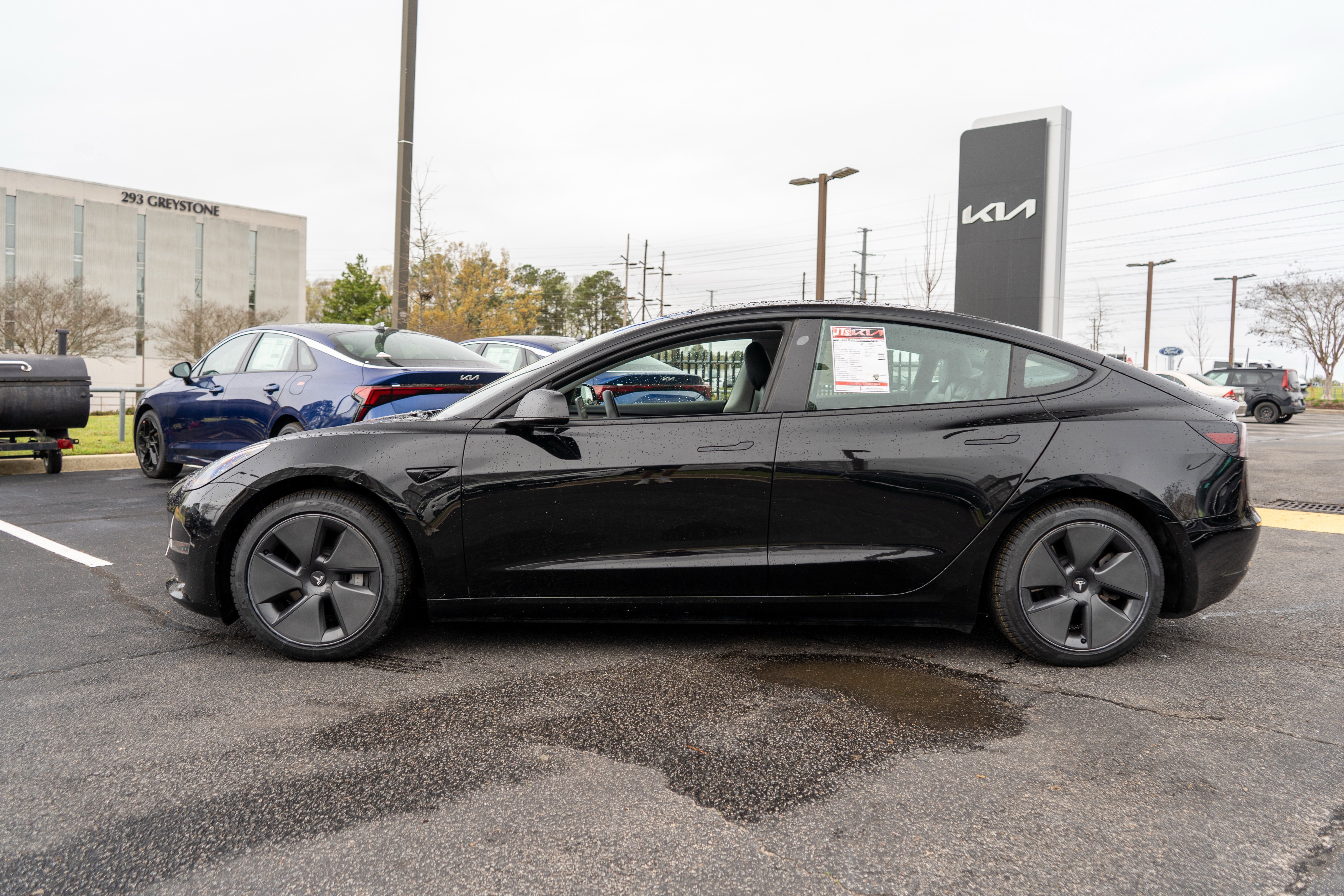 Used 2021 Tesla Model 3 Standard Range Plus image 4