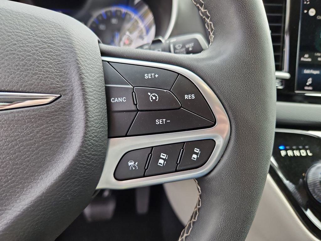 Used 2023 Chrysler Pacifica Touring-L image 11