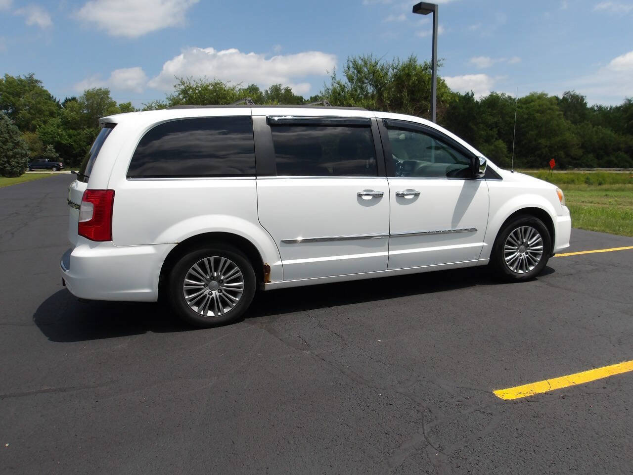Used 2014 Chrysler Town & Country Touring-L w/ Trailer Tow Group FWD image 13