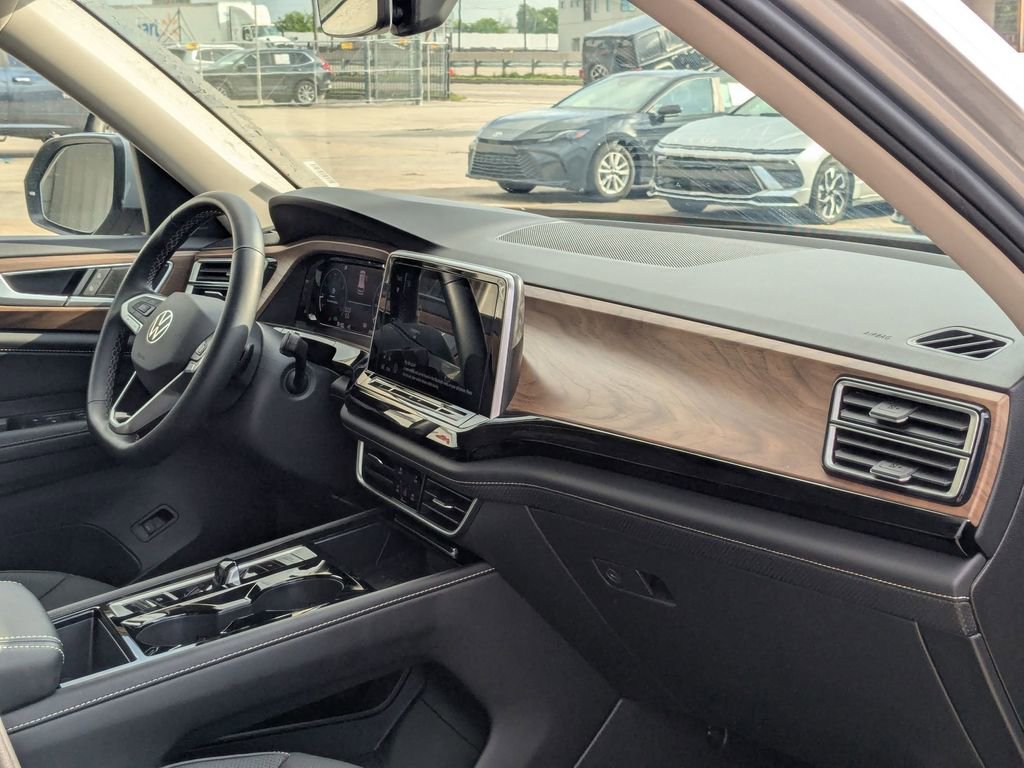 Used 2025 Volkswagen Atlas SE image 32