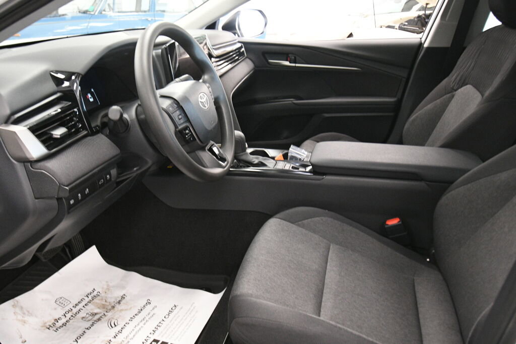 Used 2025 Toyota Camry LE image 18