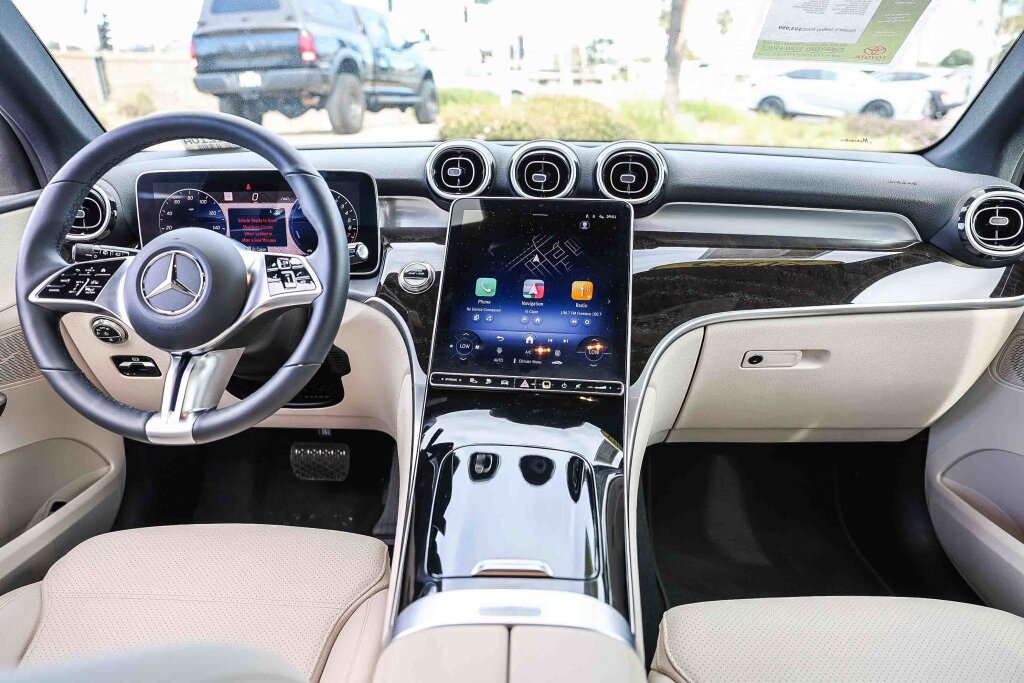 Used 2025 Mercedes-Benz GLC 350e 4MATIC image 3