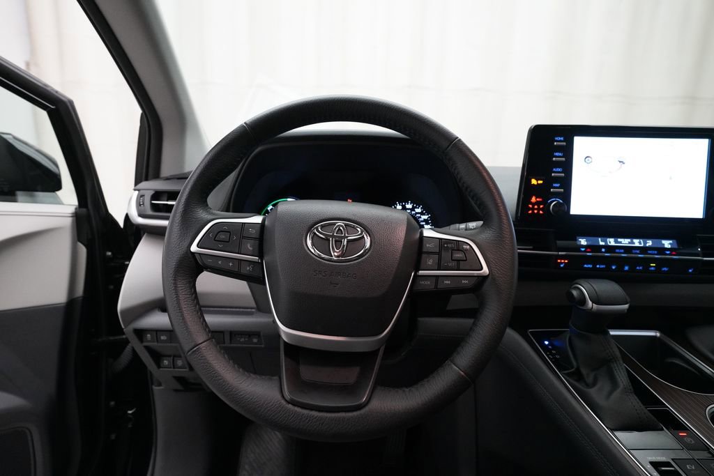 Used 2023 Toyota Sienna XLE FWD image 4