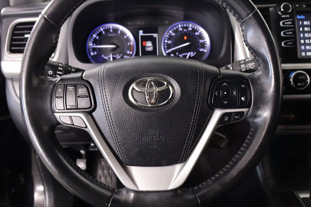 Used 2018 Toyota Highlander XLE image 3