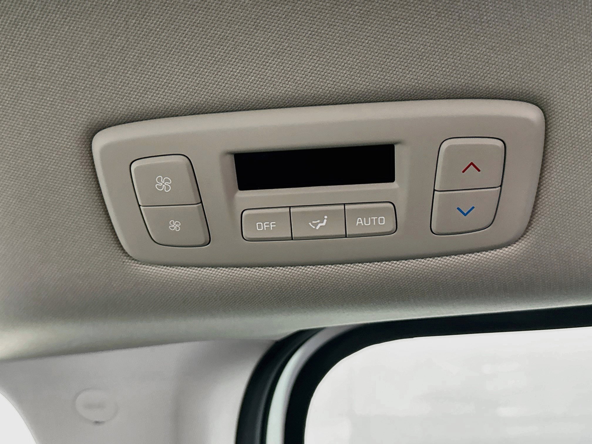 Used 2025 Kia Carnival FWD image 28