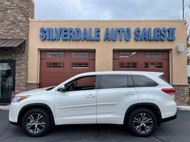 Used 2017 Toyota Highlander LE image 1