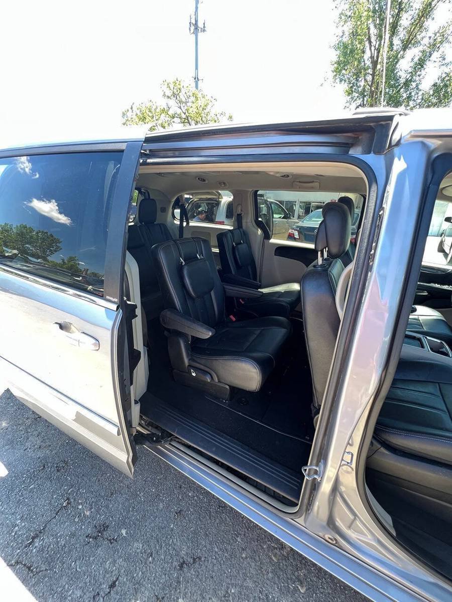 Used 2014 Chrysler Town & Country Touring FWD image 16