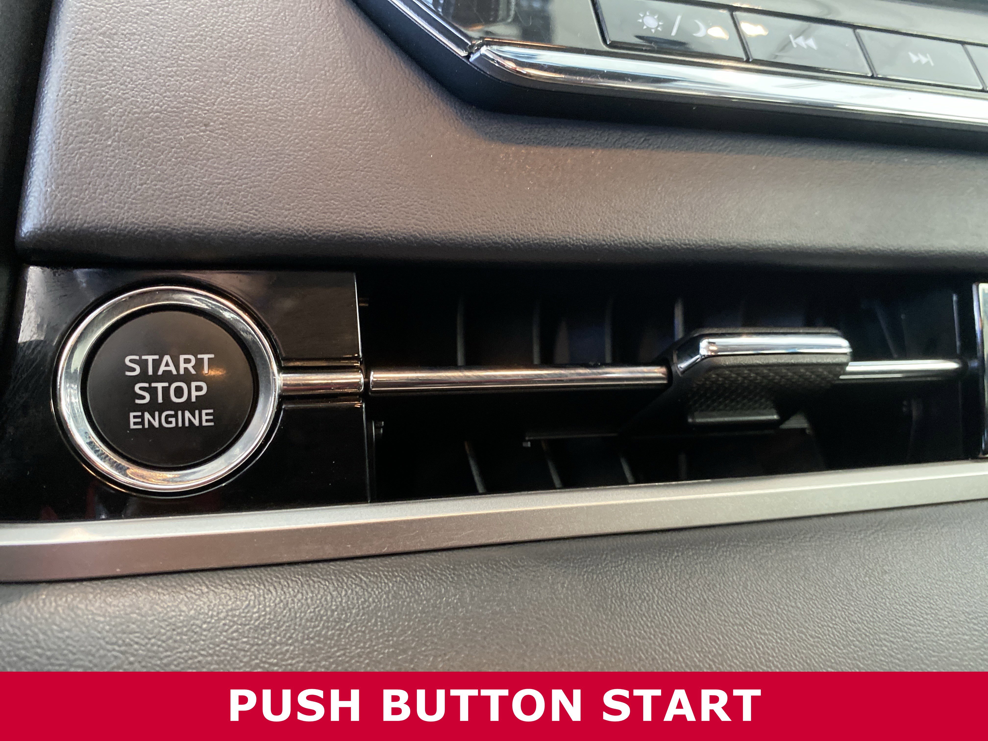 Used 2023 Mitsubishi Outlander SE image 16