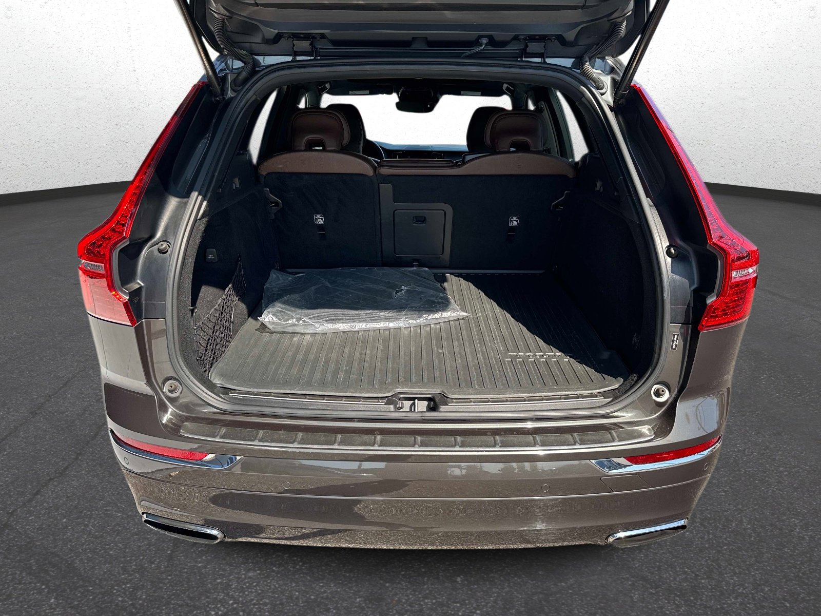 Used 2020 Volvo XC60 T6 Inscription w/ Protection Package Premier image 11