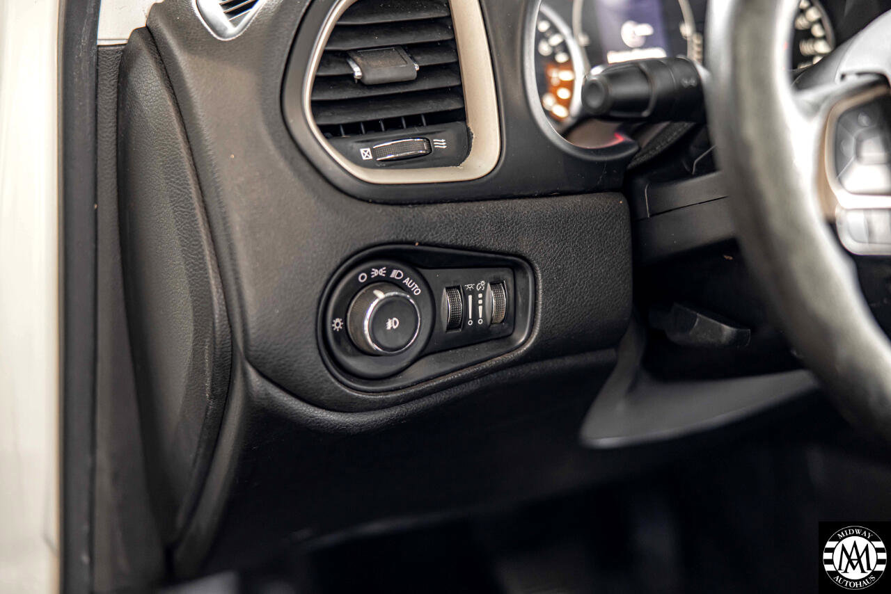 Used 2015 Jeep Renegade Latitude w/ Cold Weather Group II image 17