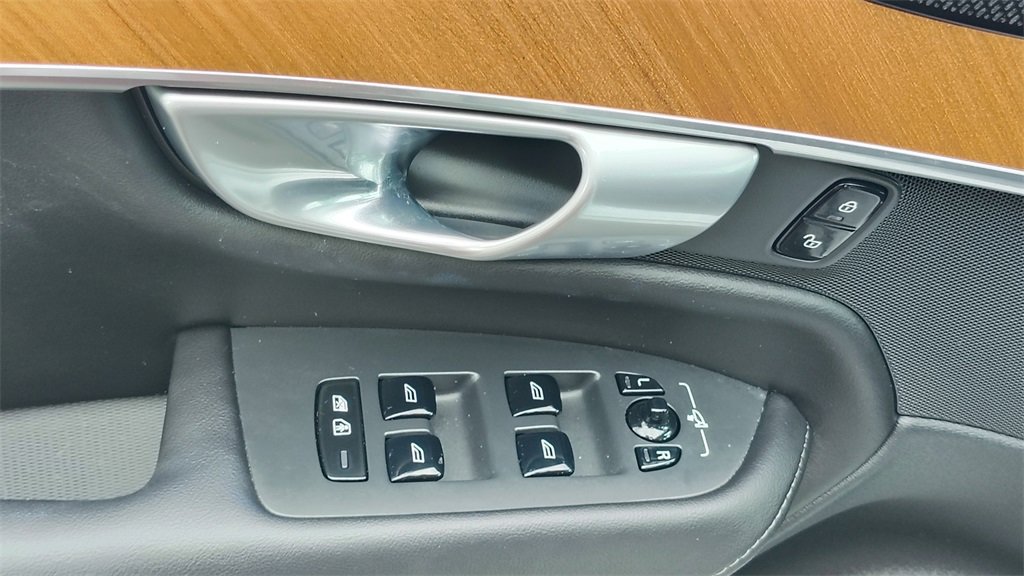 Certified 2024 Volvo XC90 T8 Plus w/ Protection Package Premier image 10