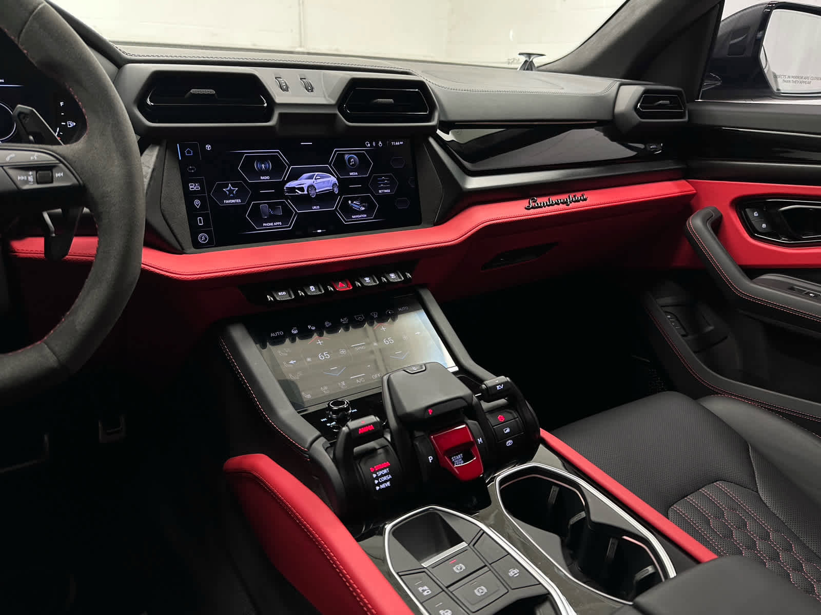 Used 2025 Lamborghini Urus SE image 28