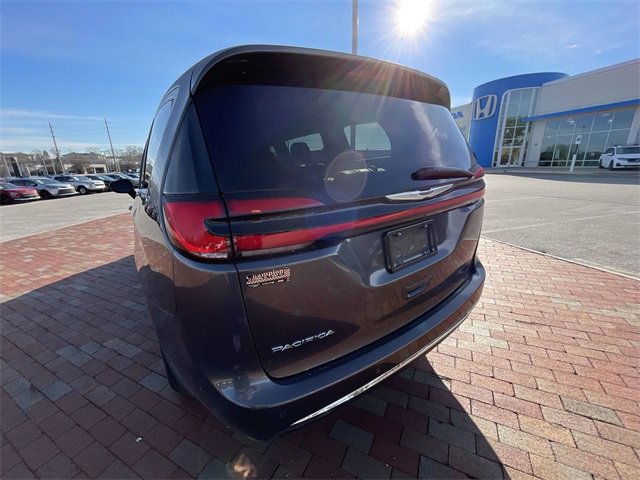 Used 2023 Chrysler Pacifica Touring-L image 14