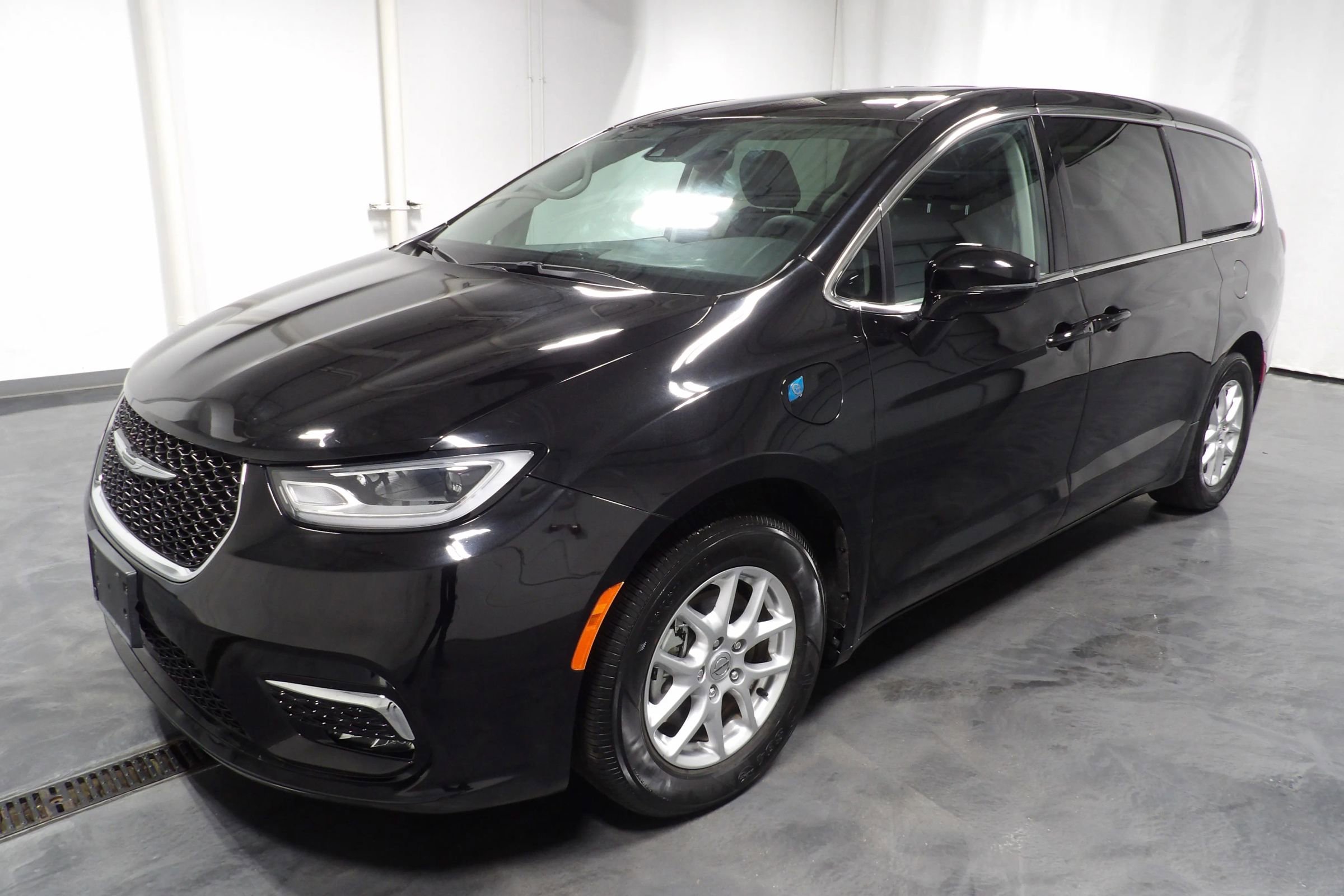 Used 2024 Chrysler Pacifica Limited image 6