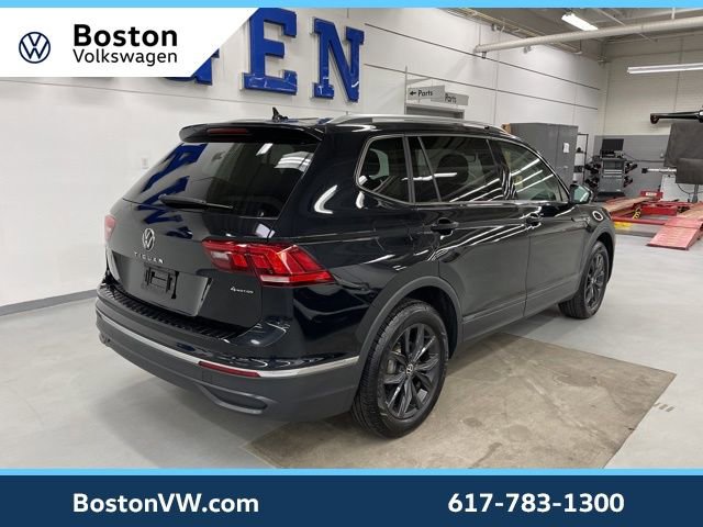Used 2024 Volkswagen Tiguan SE w/ Panoramic Sunroof Package image 4