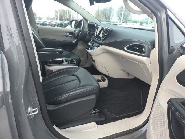 Used 2023 Chrysler Pacifica Touring-L image 58