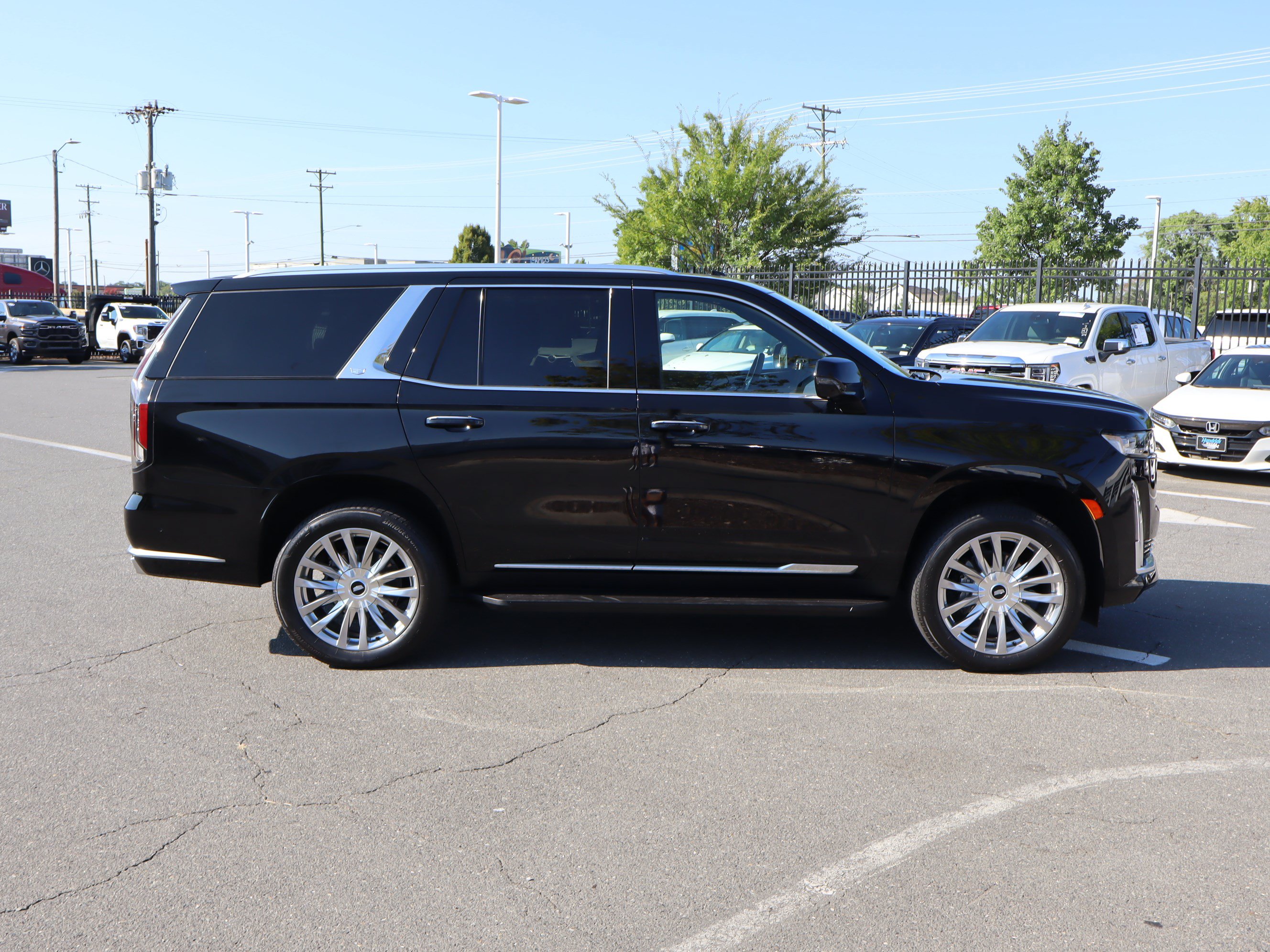 Used 2024 Cadillac Escalade Premium Luxury AWD/4WD image 11
