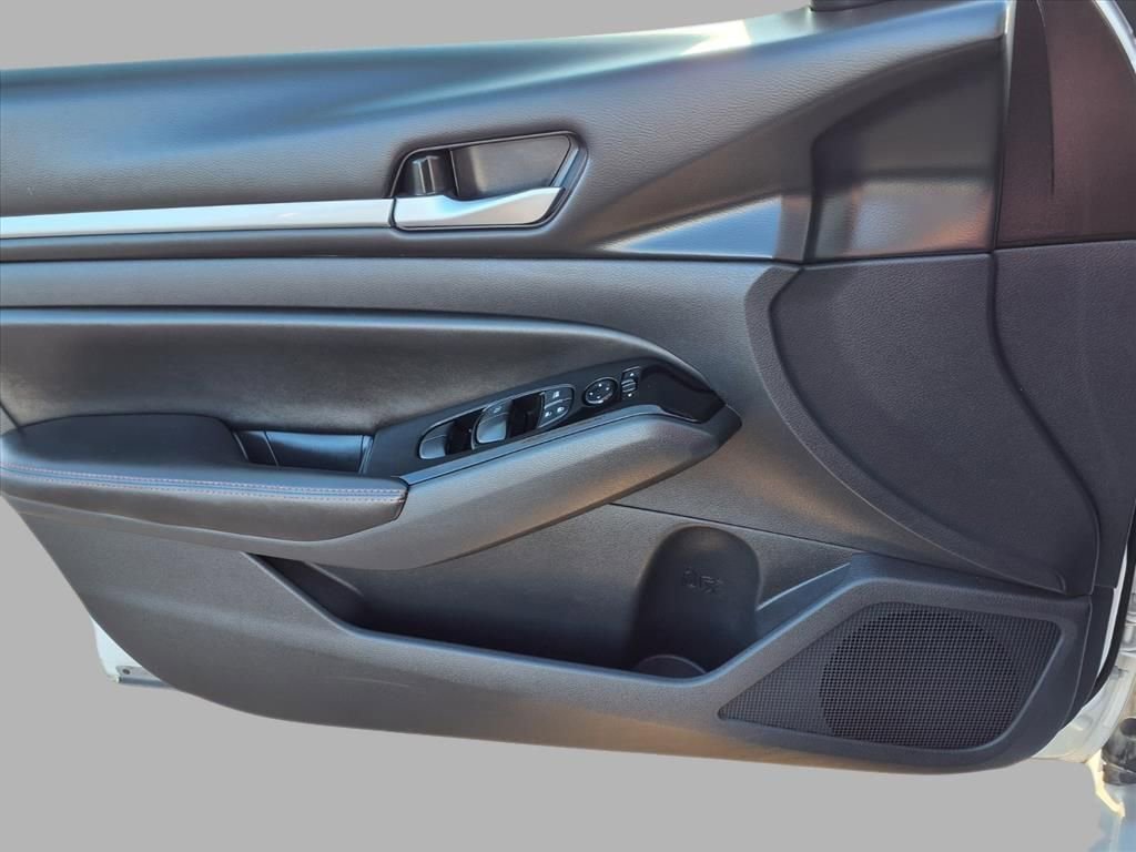 Used 2024 Nissan Altima 2.5 SR image 15