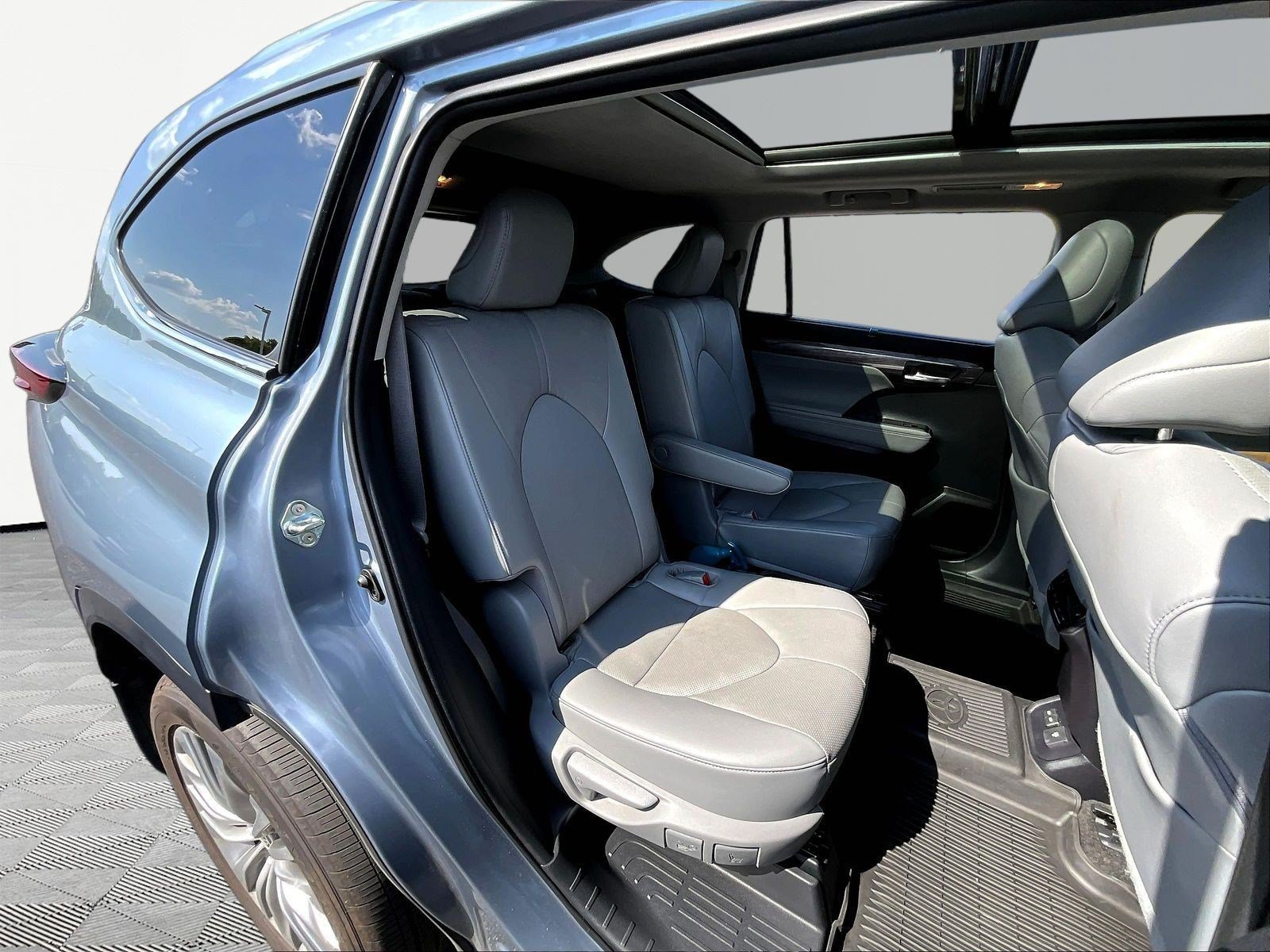 Used 2023 Toyota Highlander Platinum AWD/4WD image 25