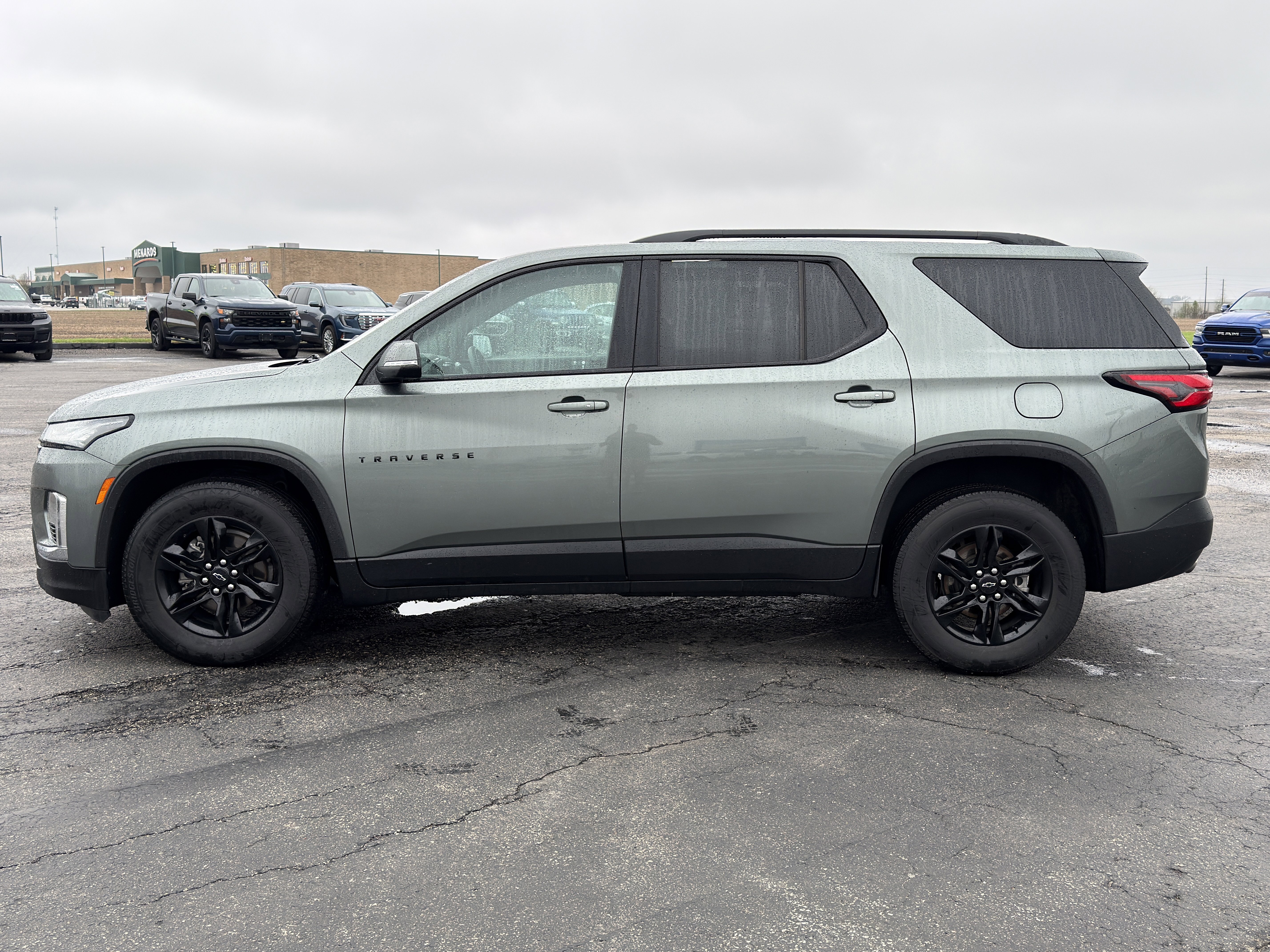 Used 2023 Chevrolet Traverse LT w/ Midnight/Sport Edition image 6