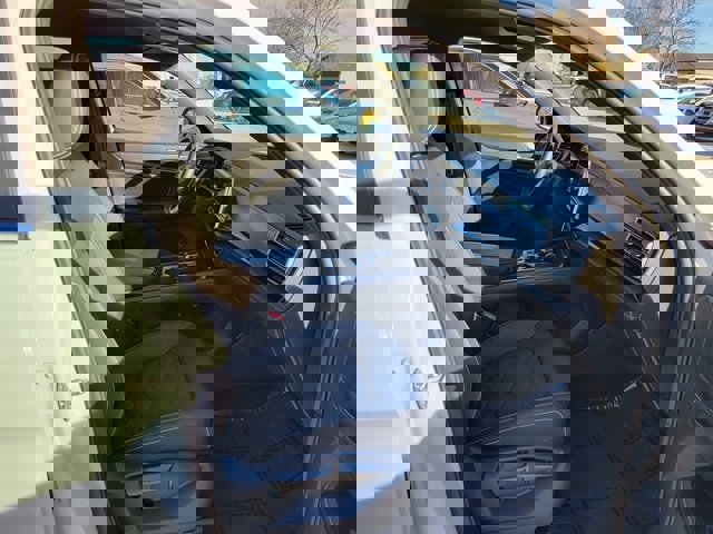 Used 2025 Volkswagen Atlas Cross Sport SE image 3