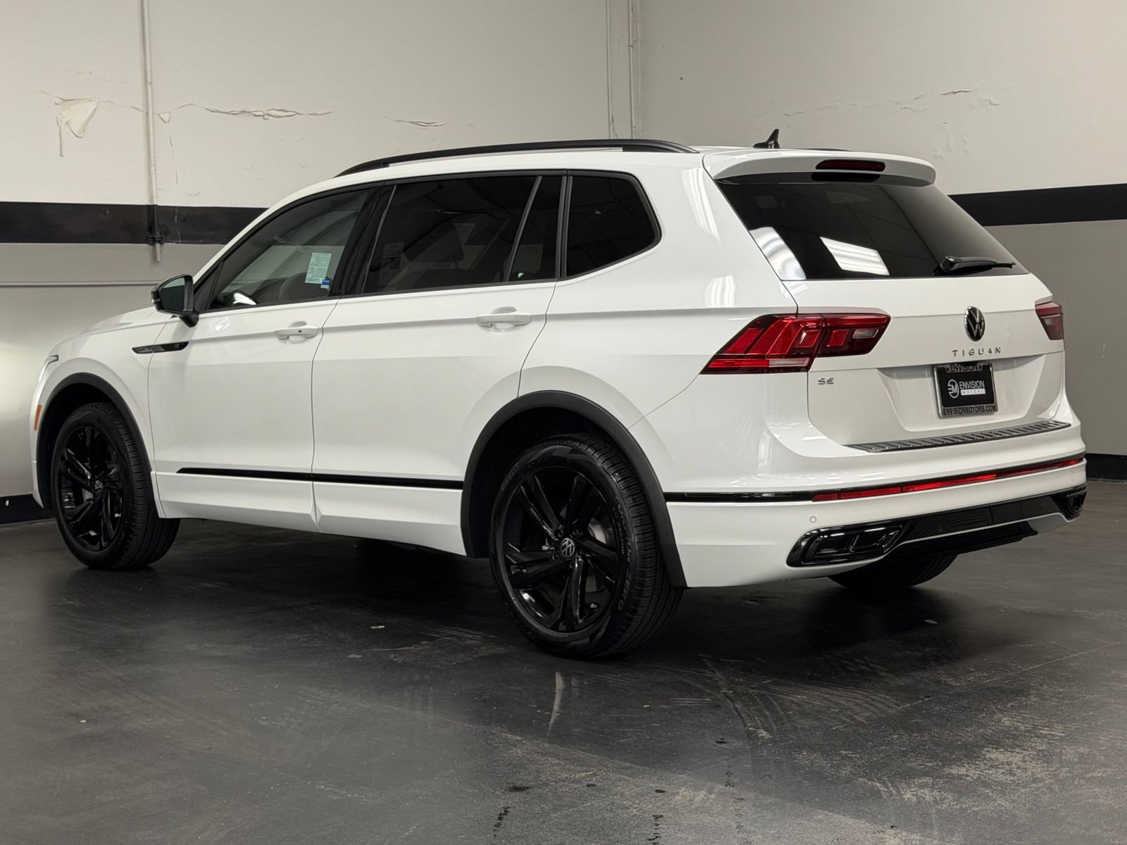 Used 2024 Volkswagen Tiguan SE R-Line FWD image 9