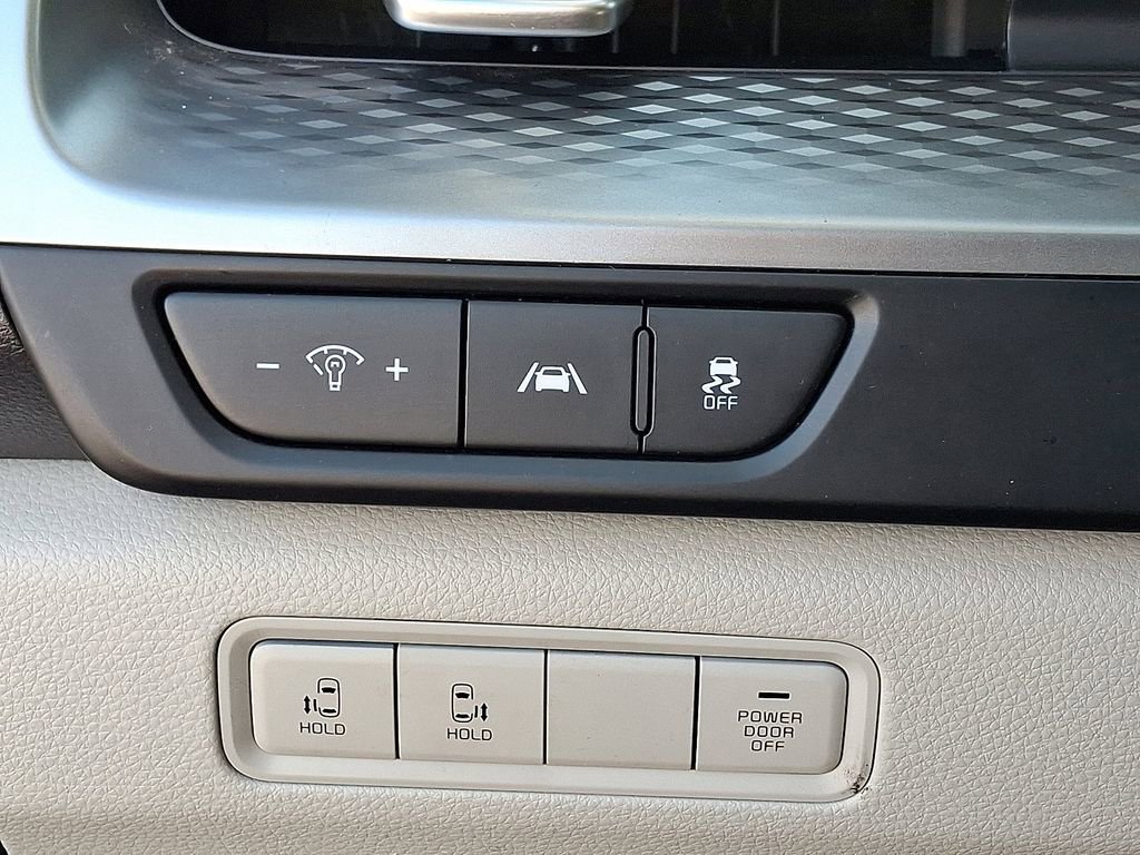 Used 2024 Kia Carnival LX image 24