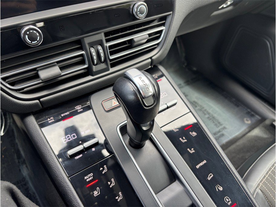 Used 2023 Porsche Macan Turbo image 37