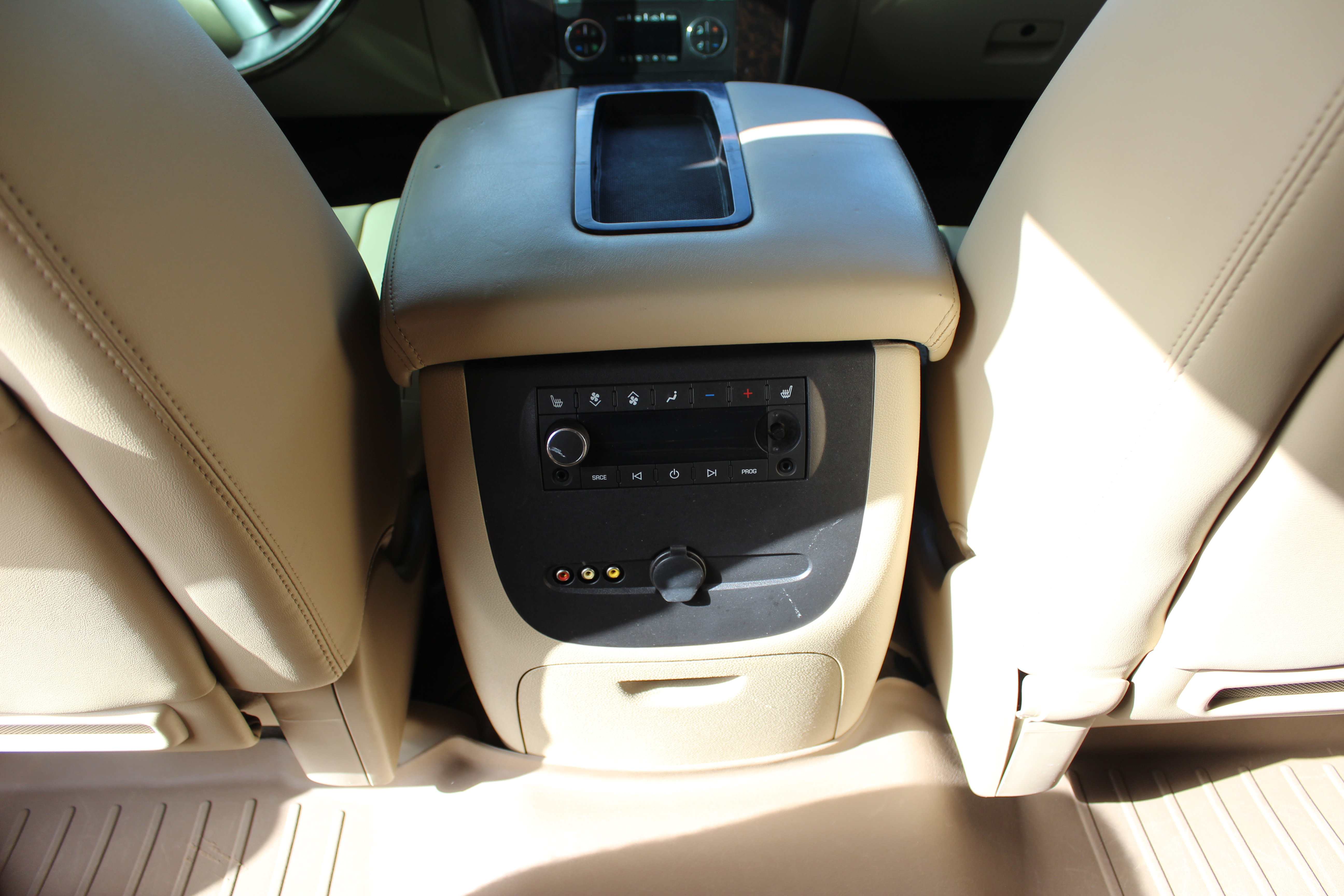 Used 2014 GMC Yukon Denali AWD/4WD image 16