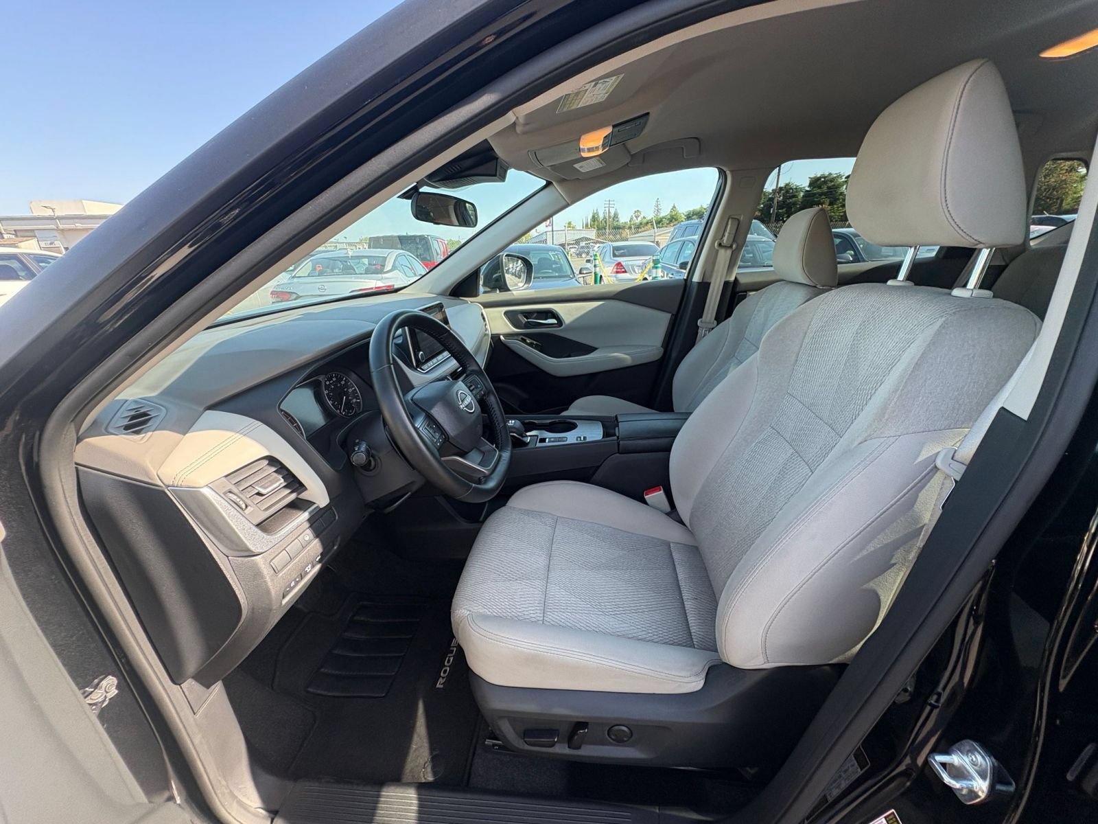 Used 2025 Nissan Rogue SV FWD image 29