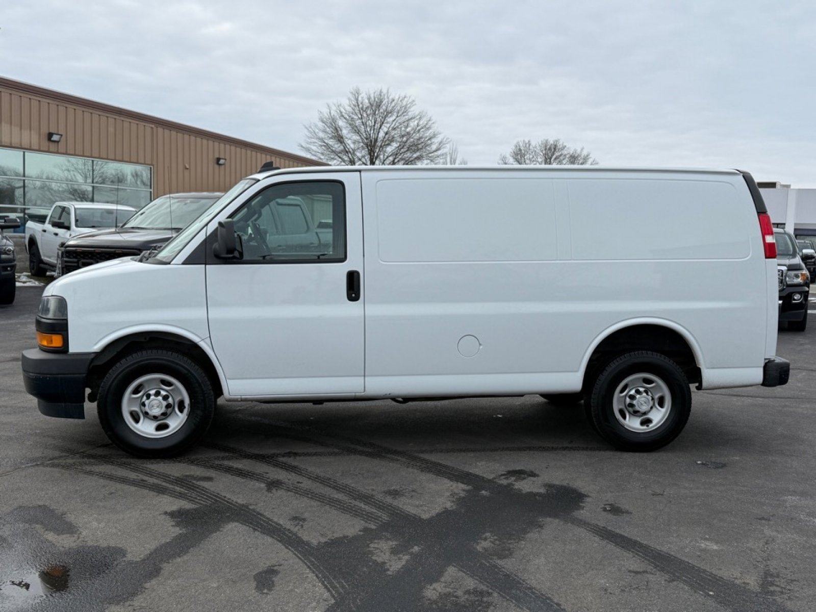 Used 2018 Chevrolet Express 2500 w/ Driver Convenience Package image 5