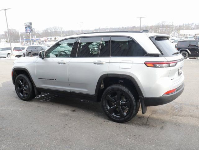 New 2025 Jeep Grand Cherokee Altitude image 8