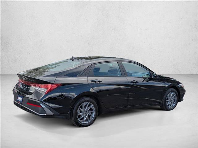 Used 2024 Hyundai Elantra Blue FWD image 5