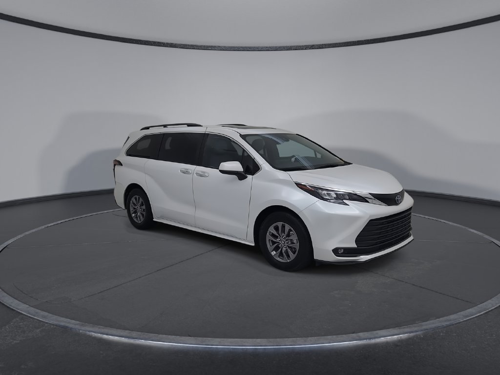 Used 2025 Toyota Sienna XLE FWD image 3