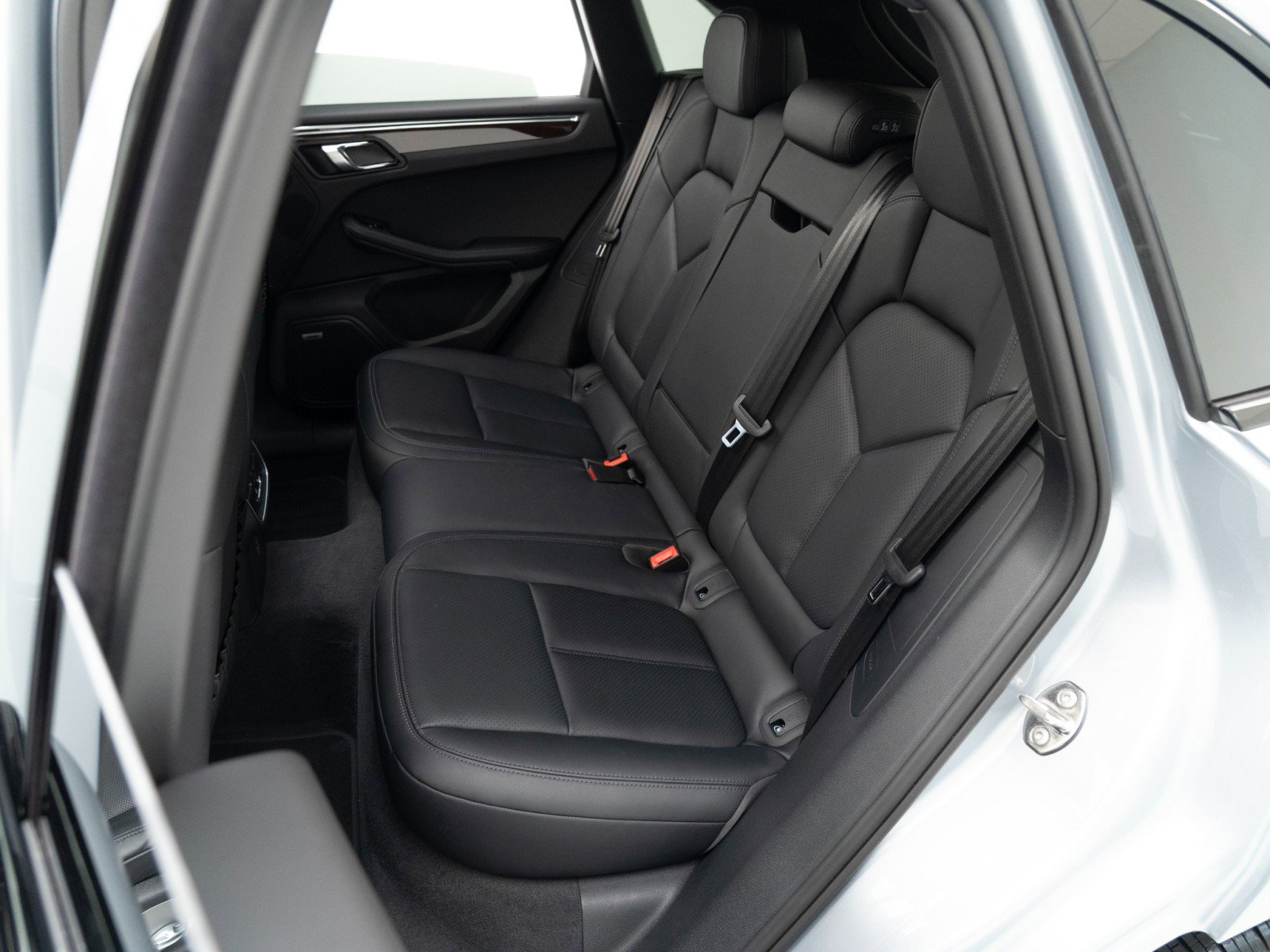 Certified 2025 Porsche Macan AWD/4WD image 28