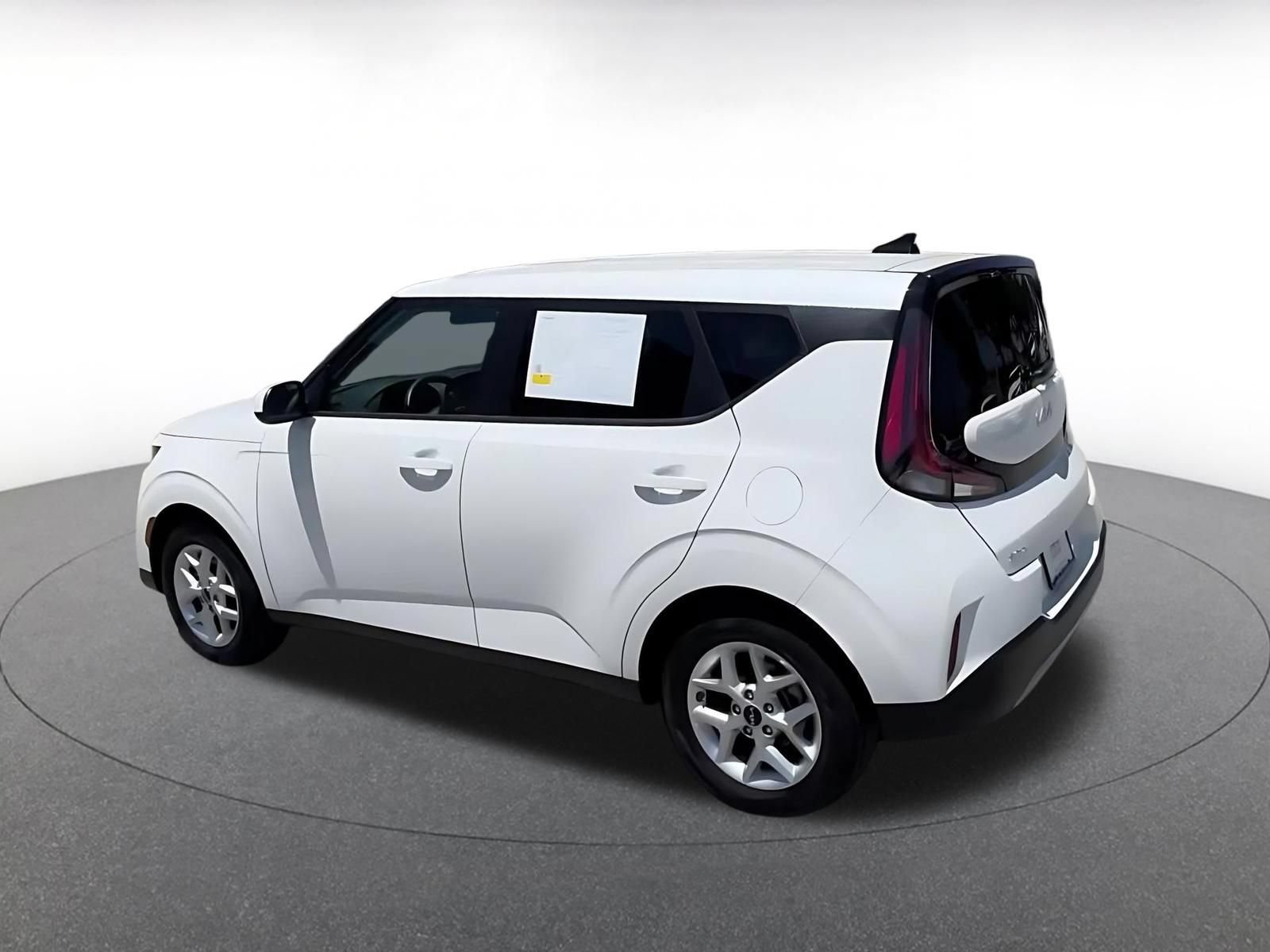 Used 2025 Kia Soul LX w/ LX Technology Package FWD image 10