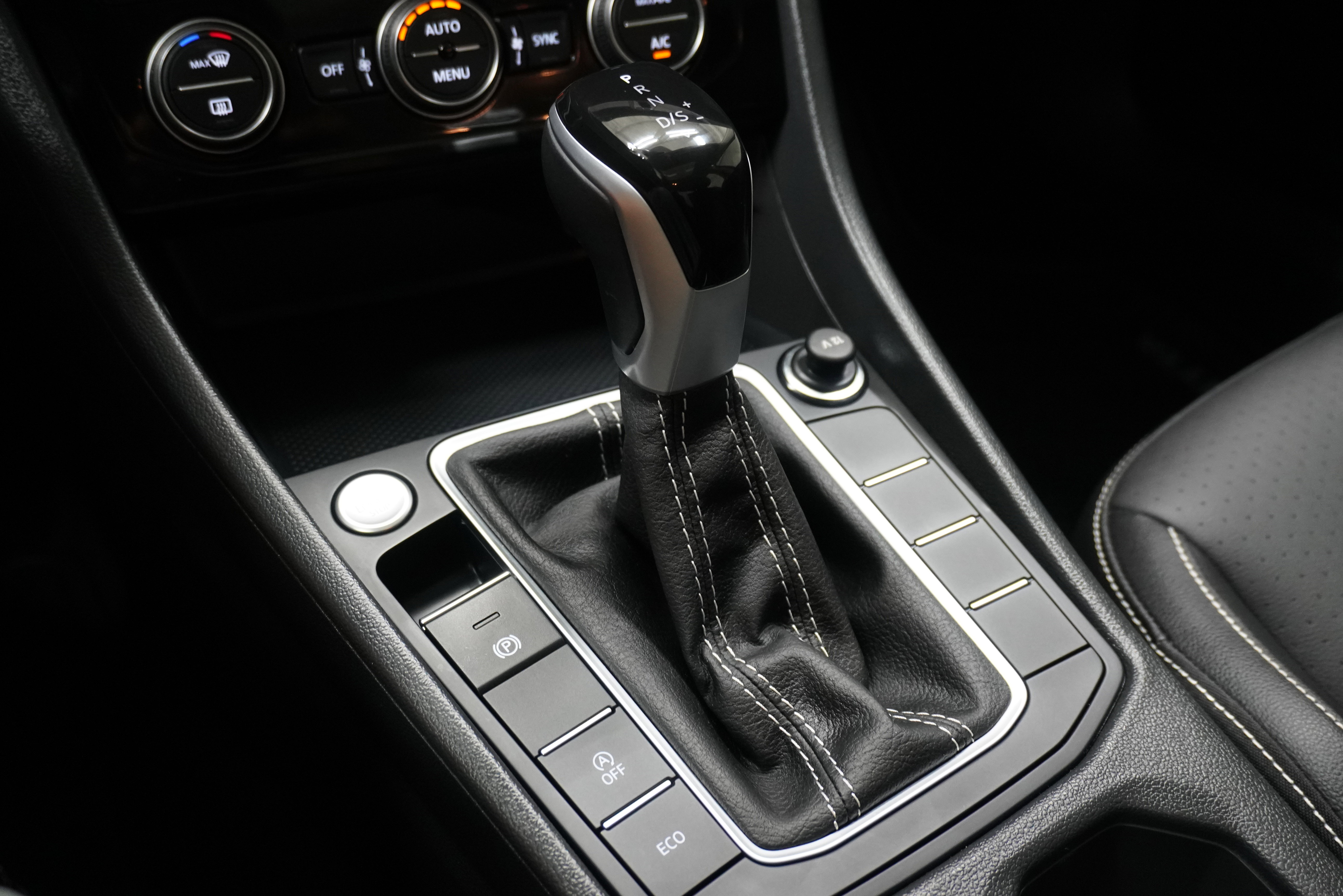 Used 2024 Volkswagen Jetta SE image 18