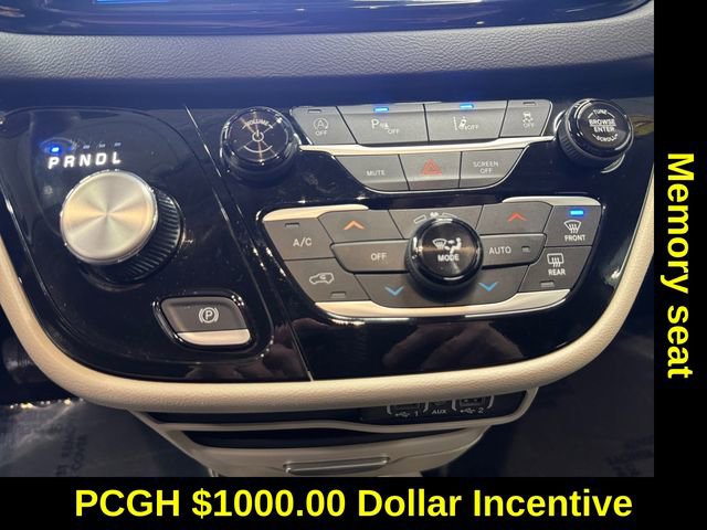 Used 2024 Chrysler Pacifica Touring-L image 3