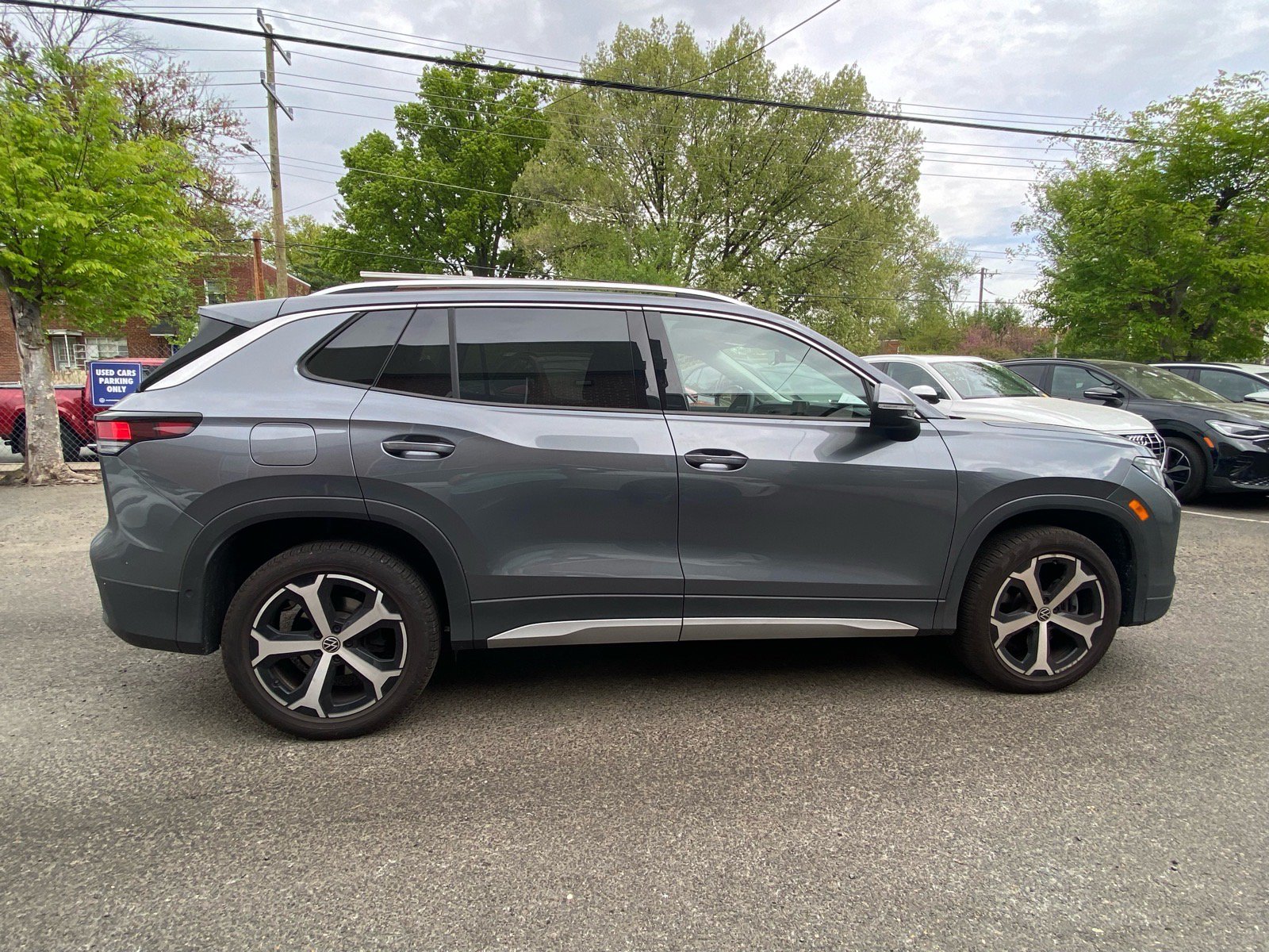 Used 2025 Volkswagen Tiguan SE AWD/4WD image 2