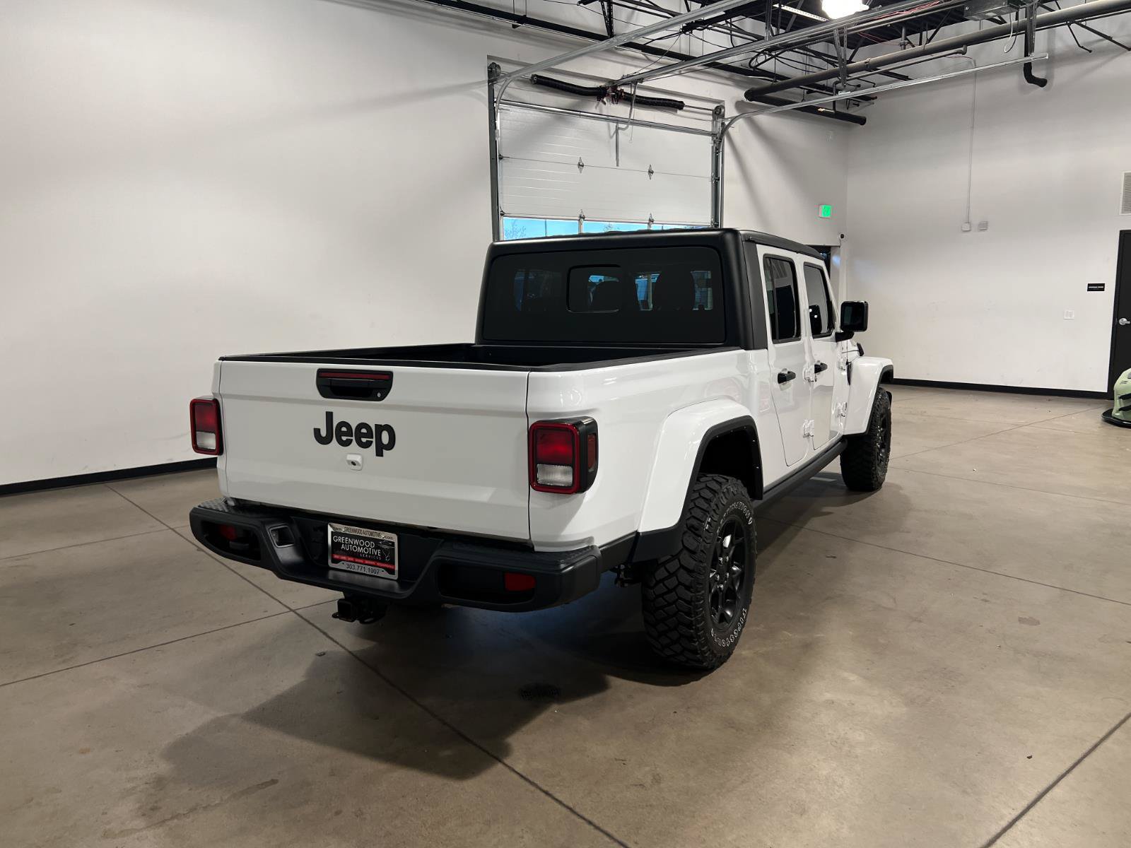 Used 2023 Jeep Gladiator Sport AWD/4WD image 3