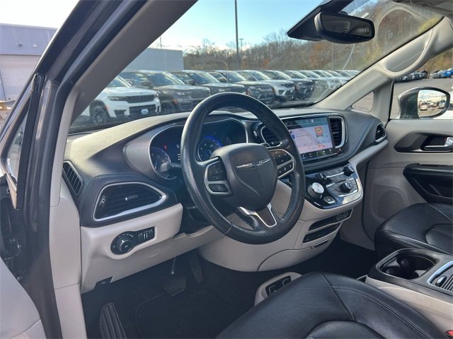 Used 2021 Chrysler Pacifica Touring-L w/ Uconnect Theater Family Group image 10