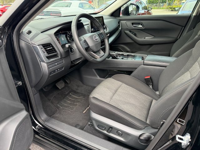 Used 2025 Nissan Rogue SV FWD image 11