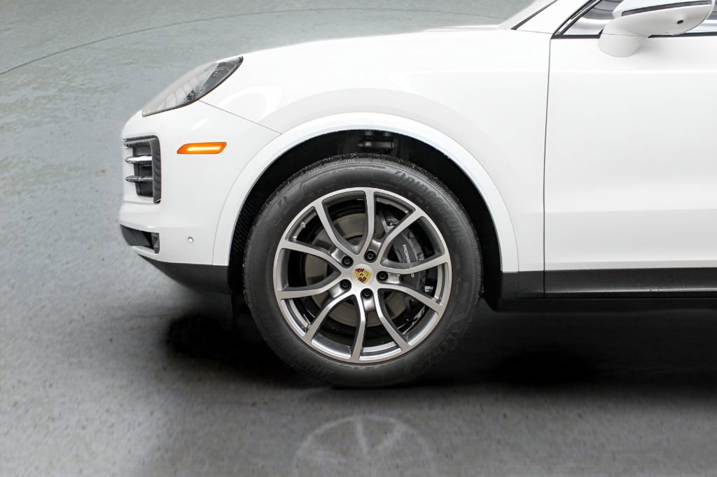 Used 2024 Porsche Cayenne AWD/4WD image 9