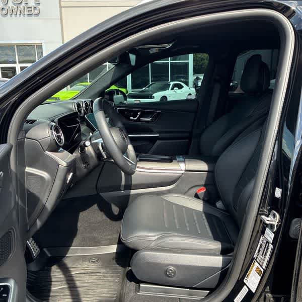 Used 2025 Mercedes-Benz GLC 300 4MATIC image 2