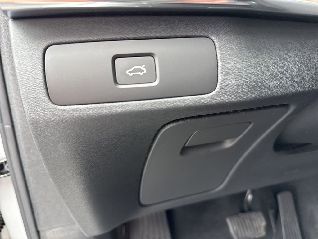 Used 2025 Volvo XC90 B6 Core w/ Climate Package image 22