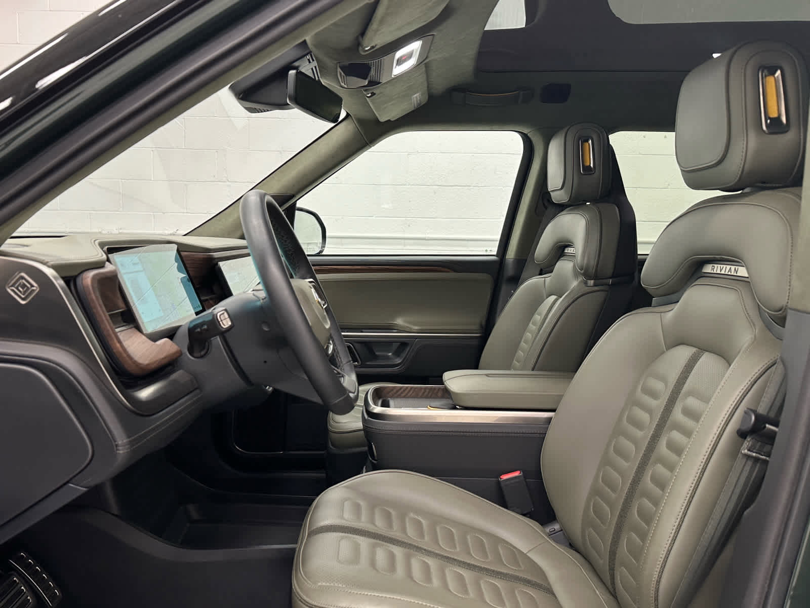 Used 2024 Rivian R1S Adventure image 11