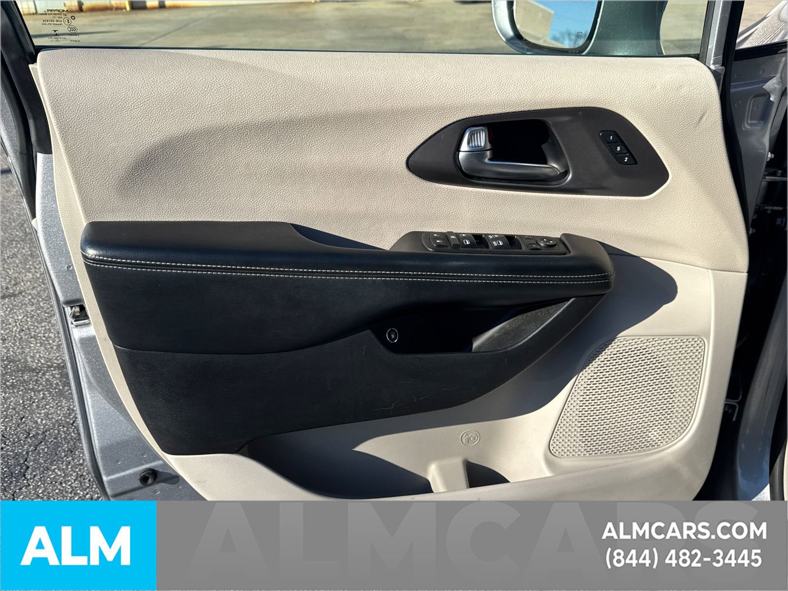 Used 2021 Chrysler Pacifica Touring-L image 13